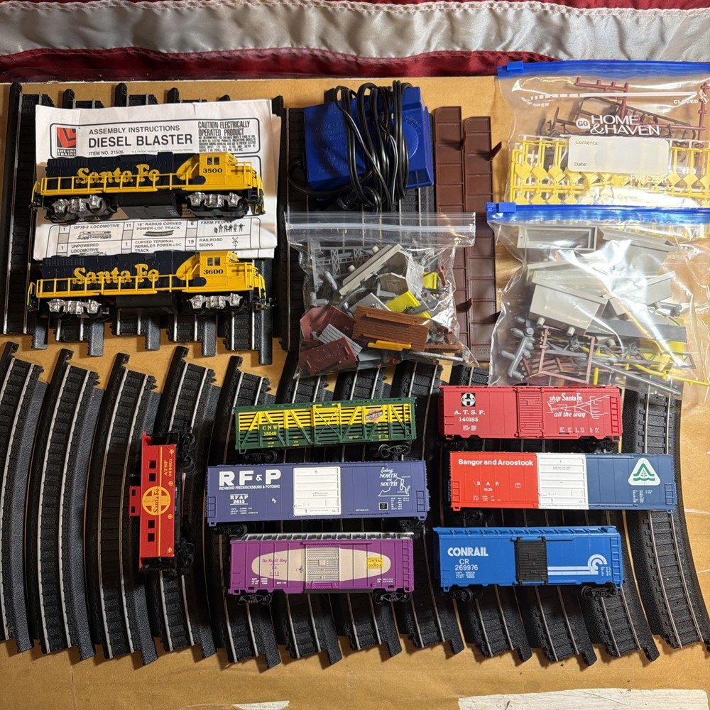 Life-Like Trains 2150 Santa Fe Diesel Blaster HO Scale Electric Train + Extras
