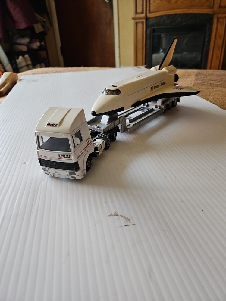 Maisto R365 Highliner Renault Tractor Trailer with NASA Space Shuttle Toy