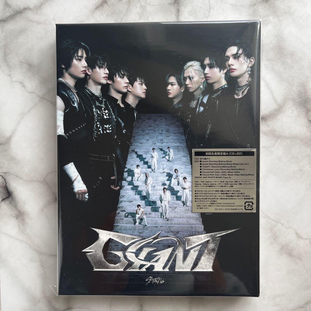 Stray Kids GIANT First Limited Edition Type A CD Blu-ray Photobook  ESCL-6024/5