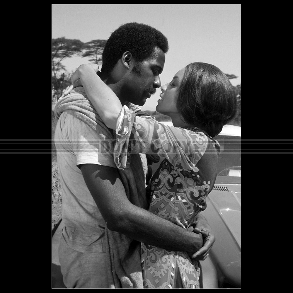 Photo F.022258 RICHARD ROUNDTREE & VONETTA MCGEE (SHAFT IN AFRICA) 1973