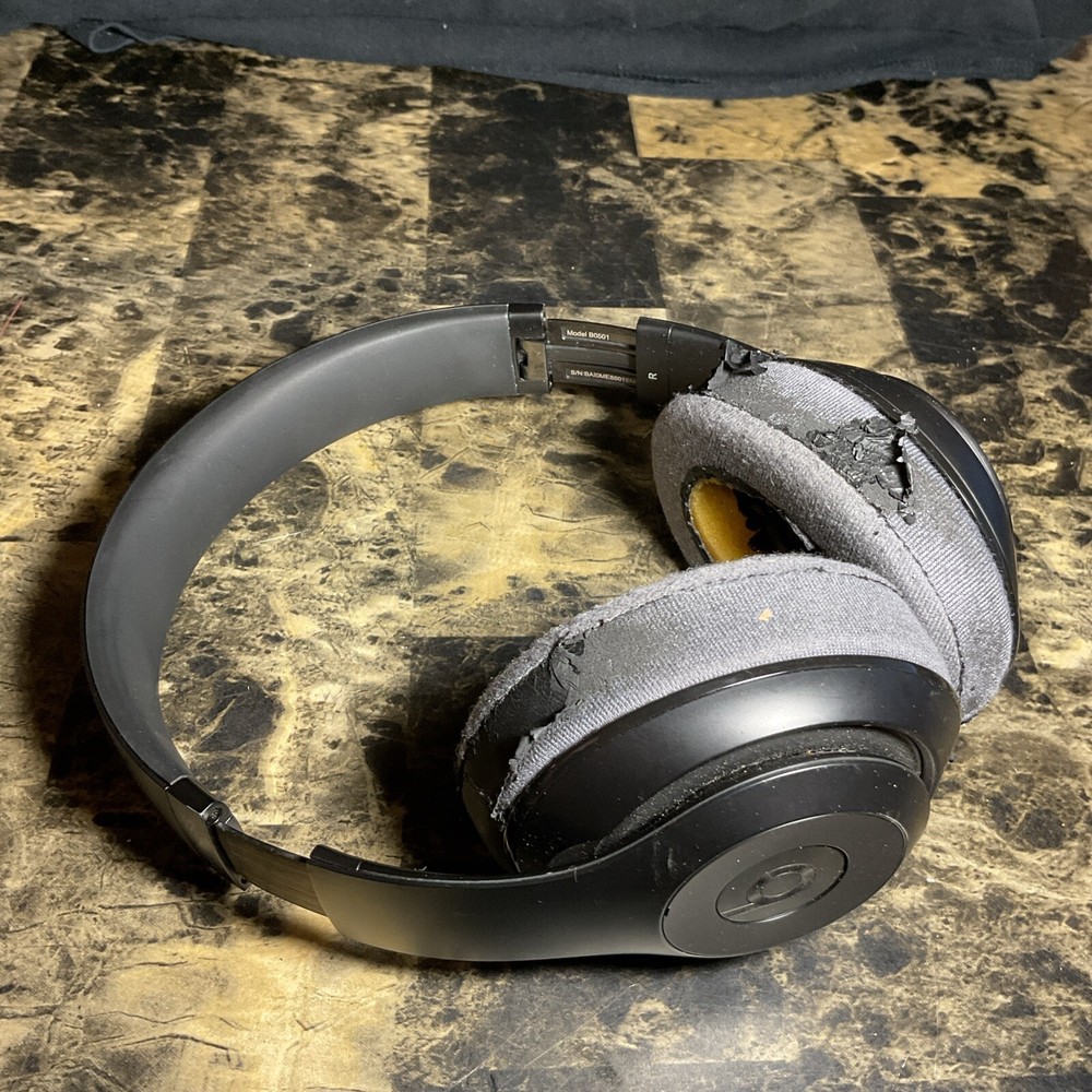 Beats Studio 2 Wireless B0501 Glossy Black Headphones NEEDS EAR PADS Tested